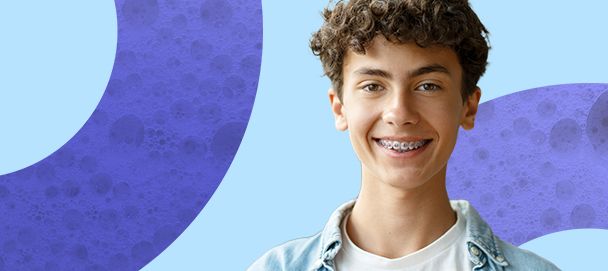 uśmiechnięty chłopiec w aparacie ortodontycznym na zębach