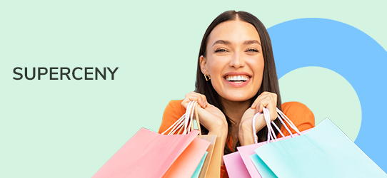 superceny uśmiechnięta kobieta z zakupami