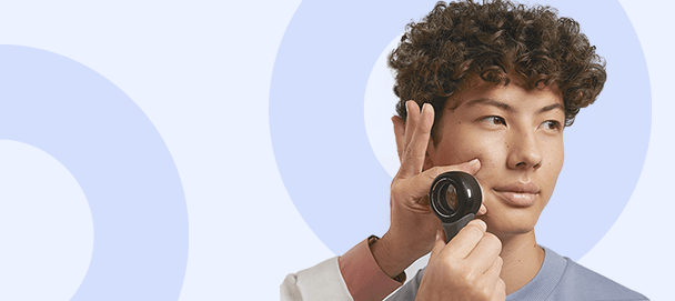 dermokosmetyki mężczyzna sprawdzający skórę