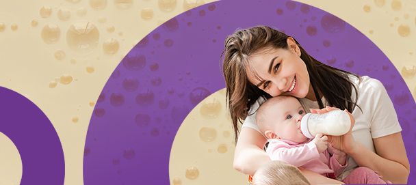 Matka karmi dziecko mlekiem z butelki