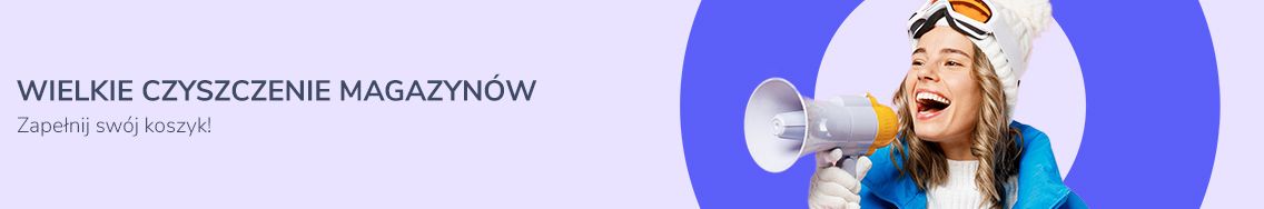 Wielkie czyszczenie magazynów zapełnij swój koszyk kobieta z megafonem w zimowych ubraniach