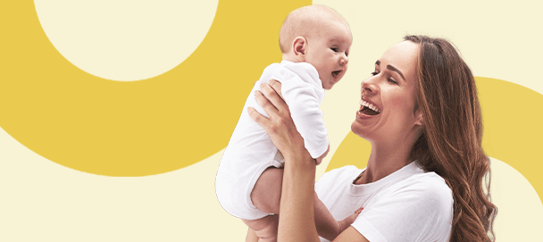 wyprawka kobieta z dzieckiem na rękach